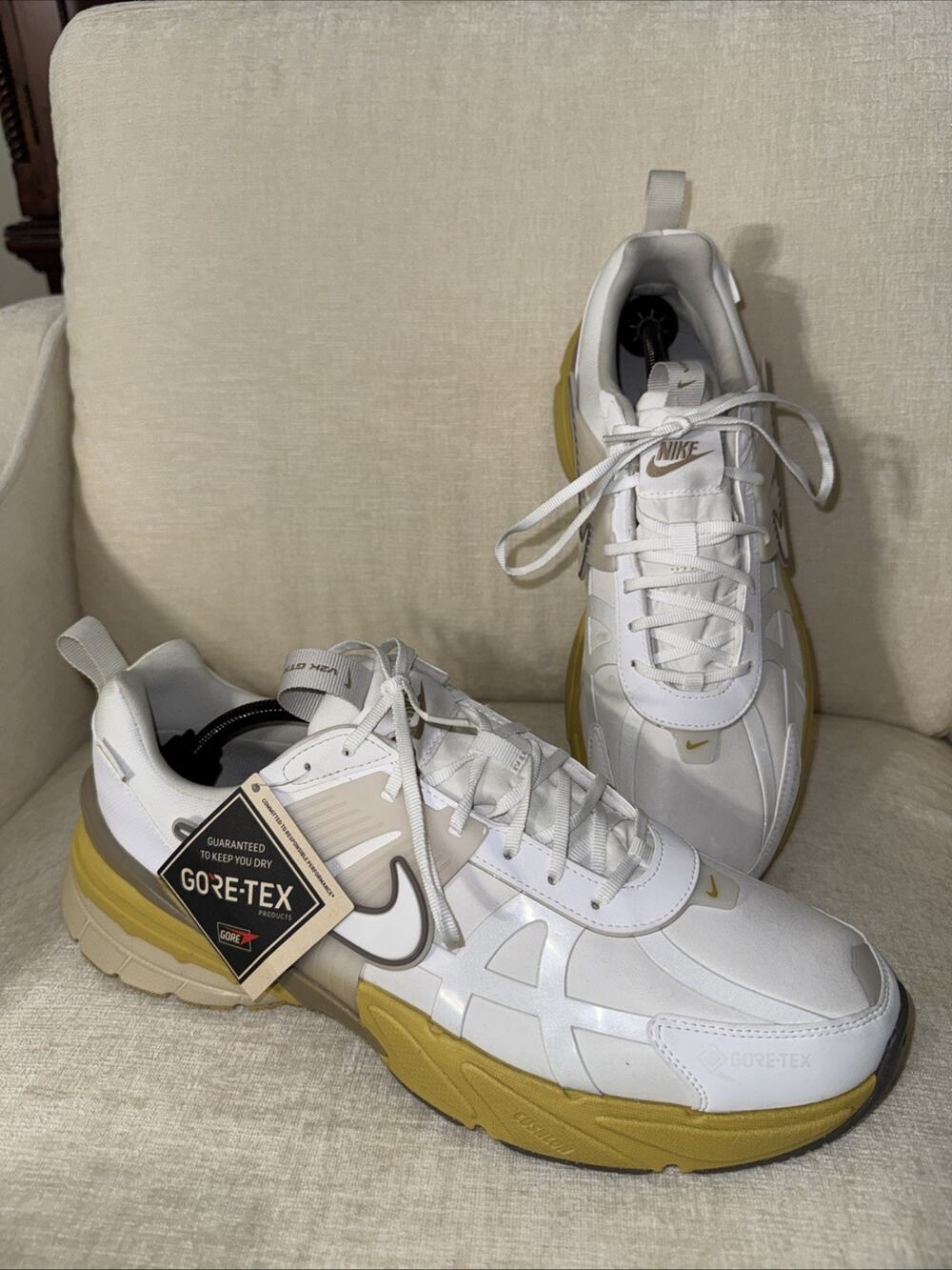 Nike Women's V2K Run GORE-TEX White Light Bone FZ2622-100 Size 14.5 NWT